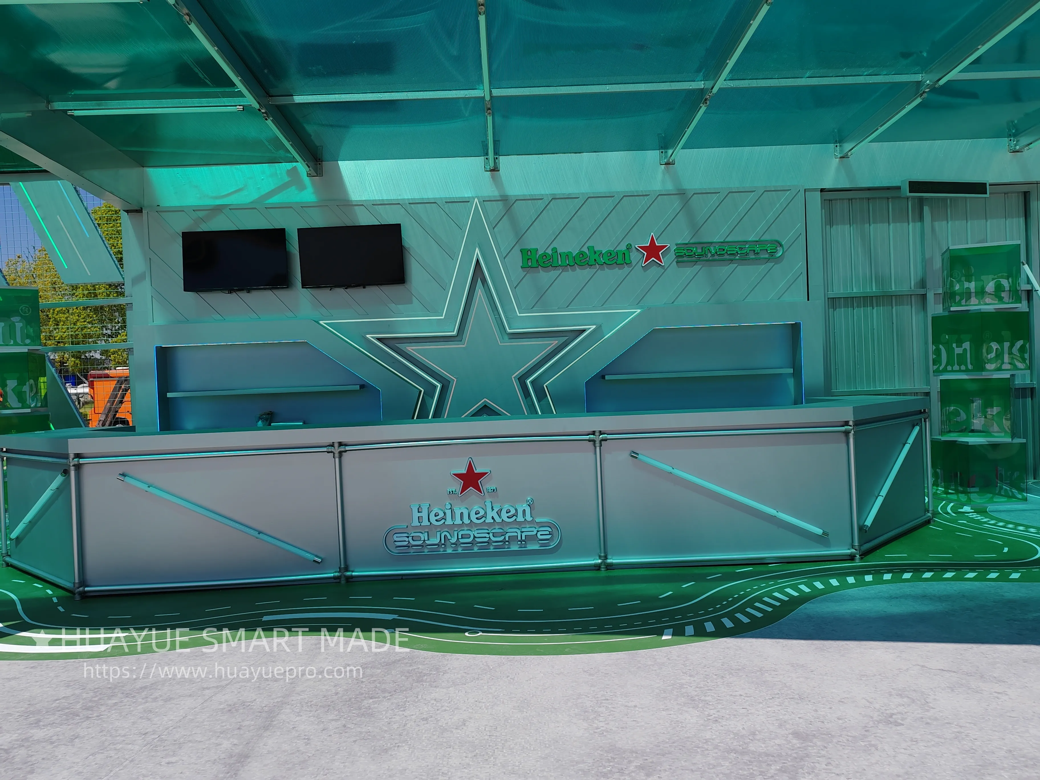 Large-scale roadshow design and installation examples Large-scale roadshow design and installation examples