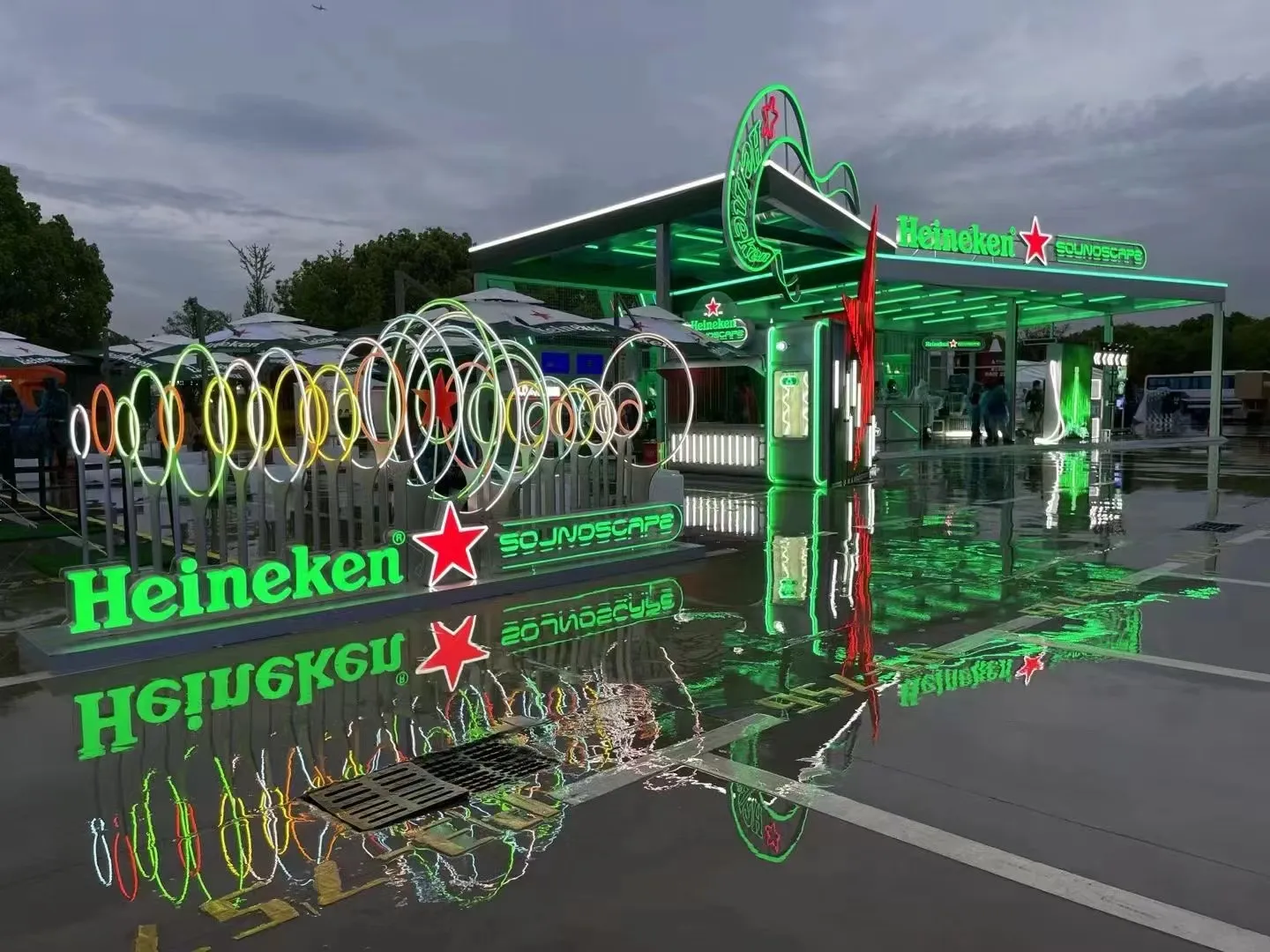 Large-scale roadshow design and installation exa