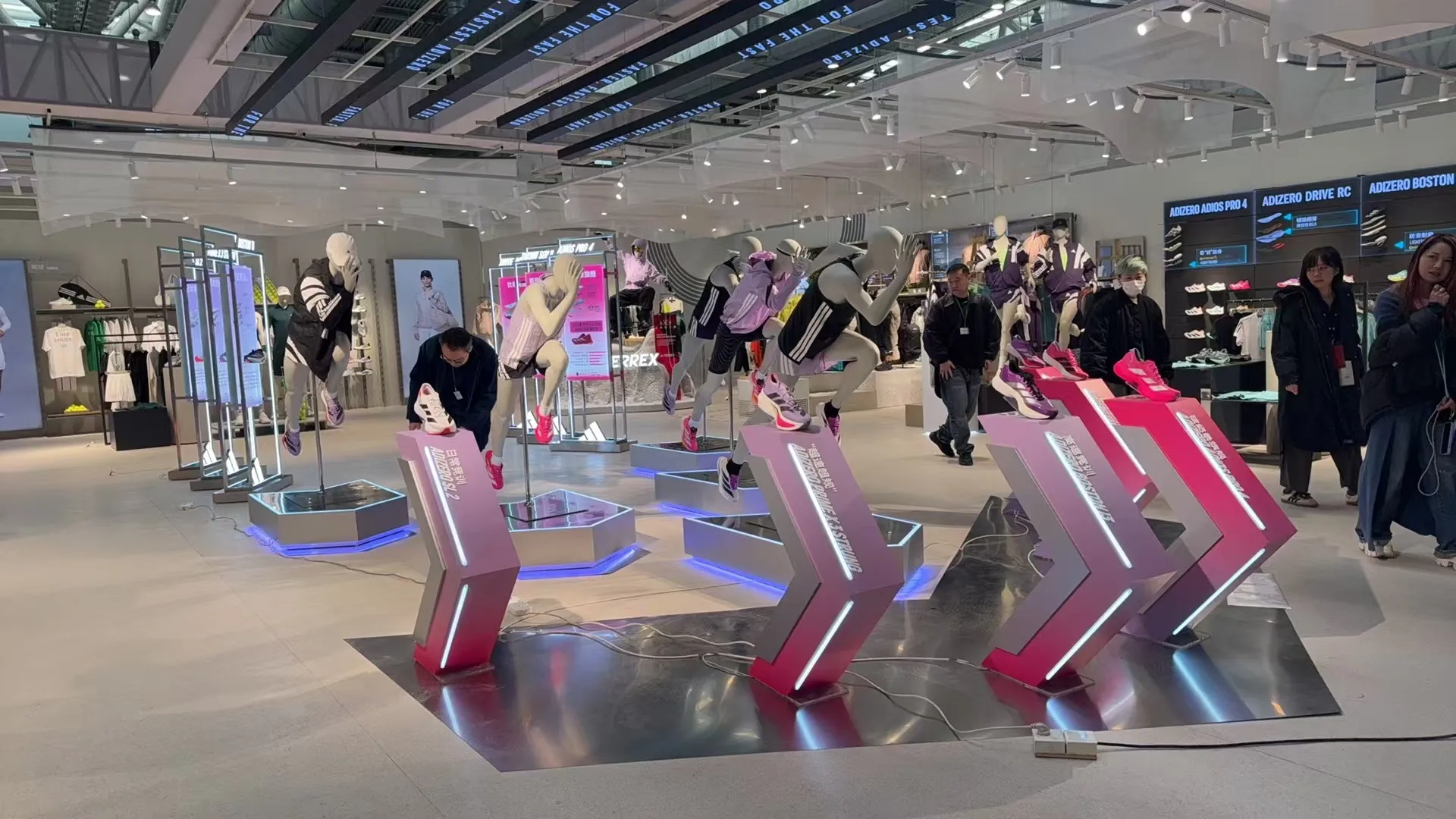 Design and installation of brand clothing stores
