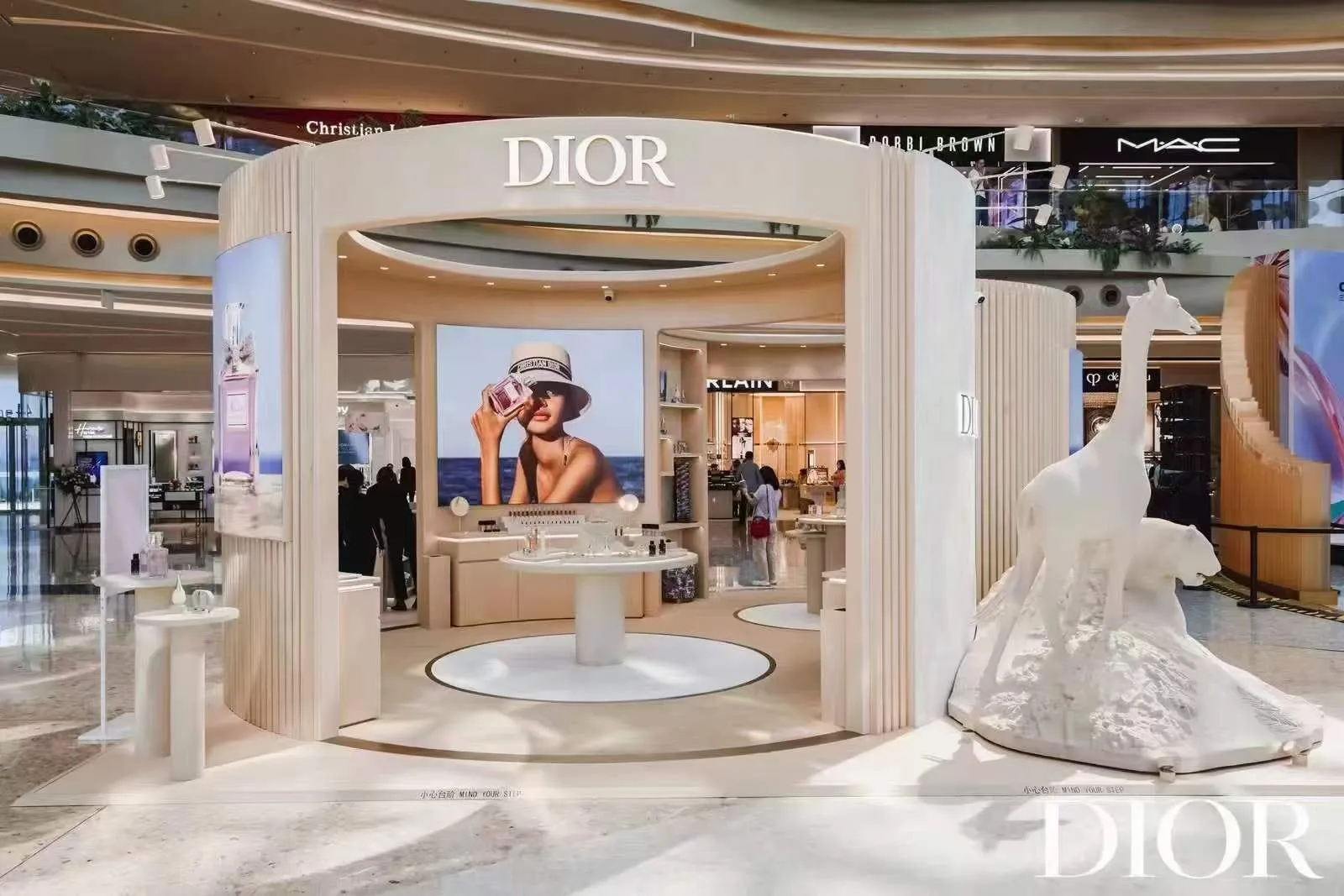 Design and installation of DIOR pop-up store