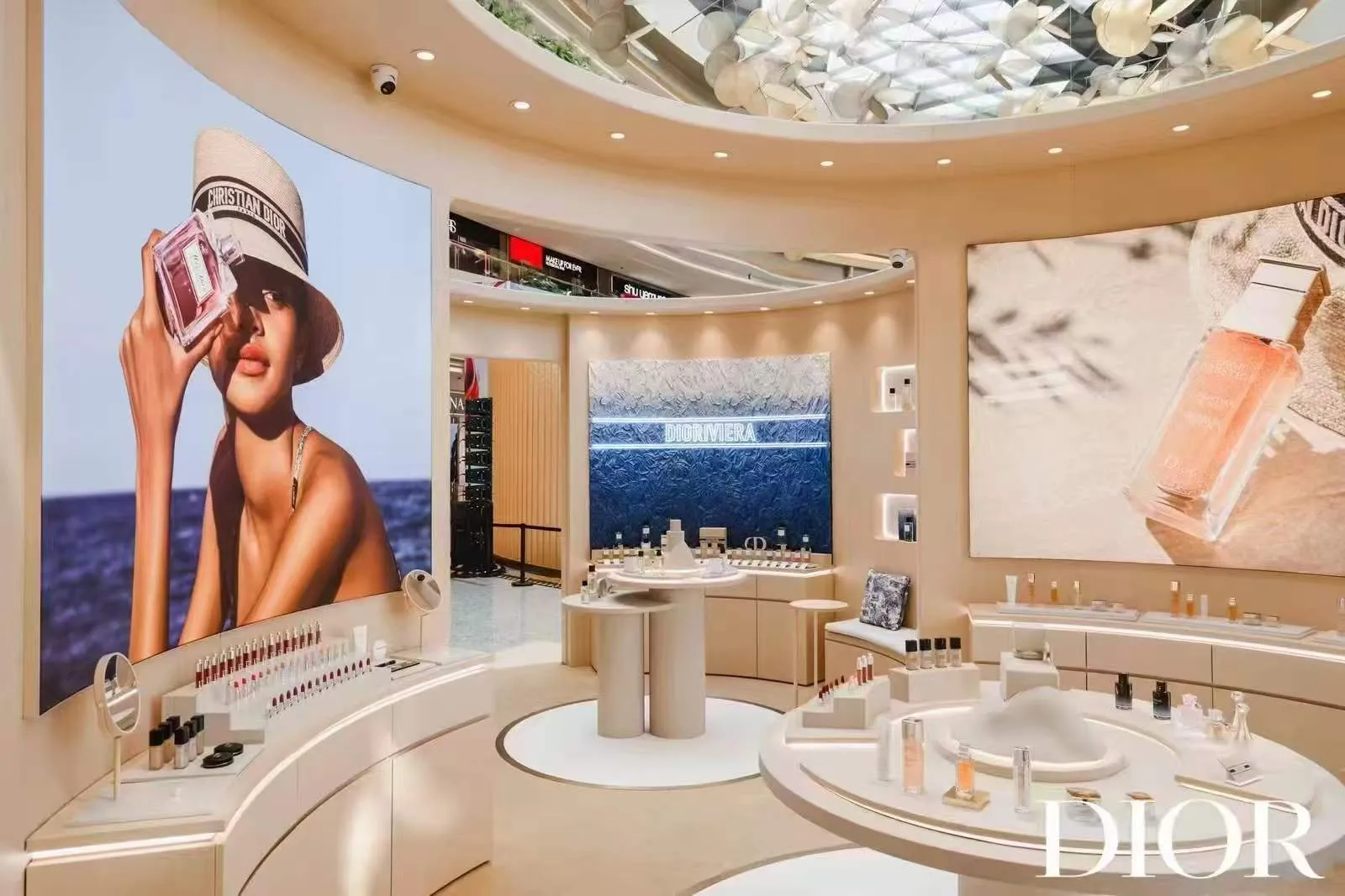Design and installation of DIOR pop-up store