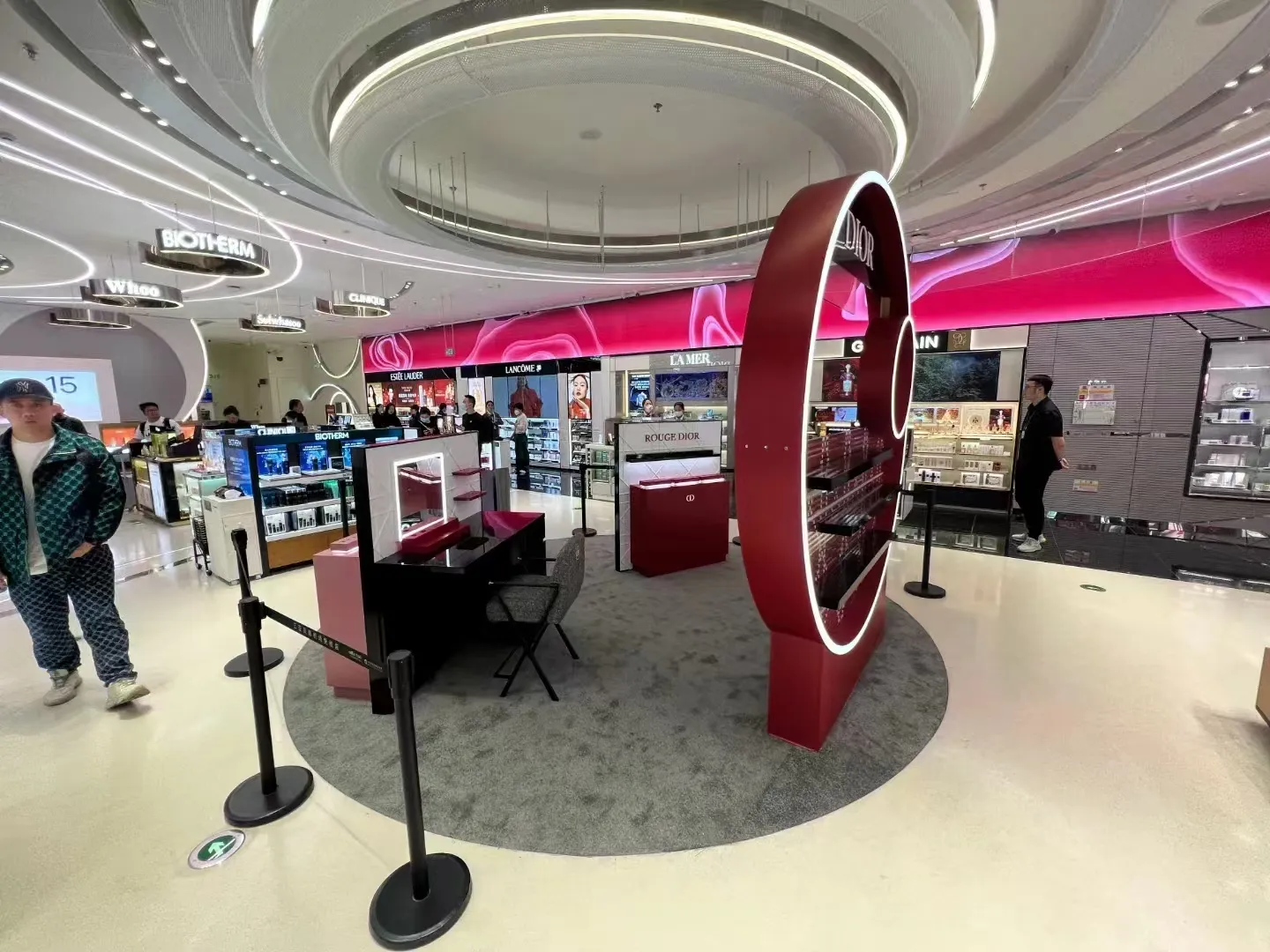 Design and installation of DIOR pop-up store
