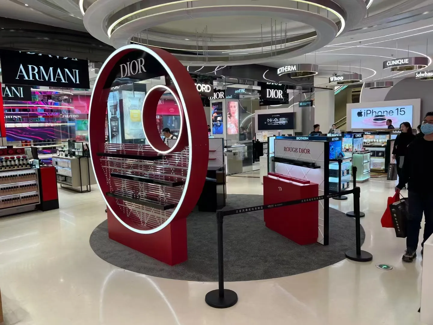 Design and installation of DIOR pop-up store