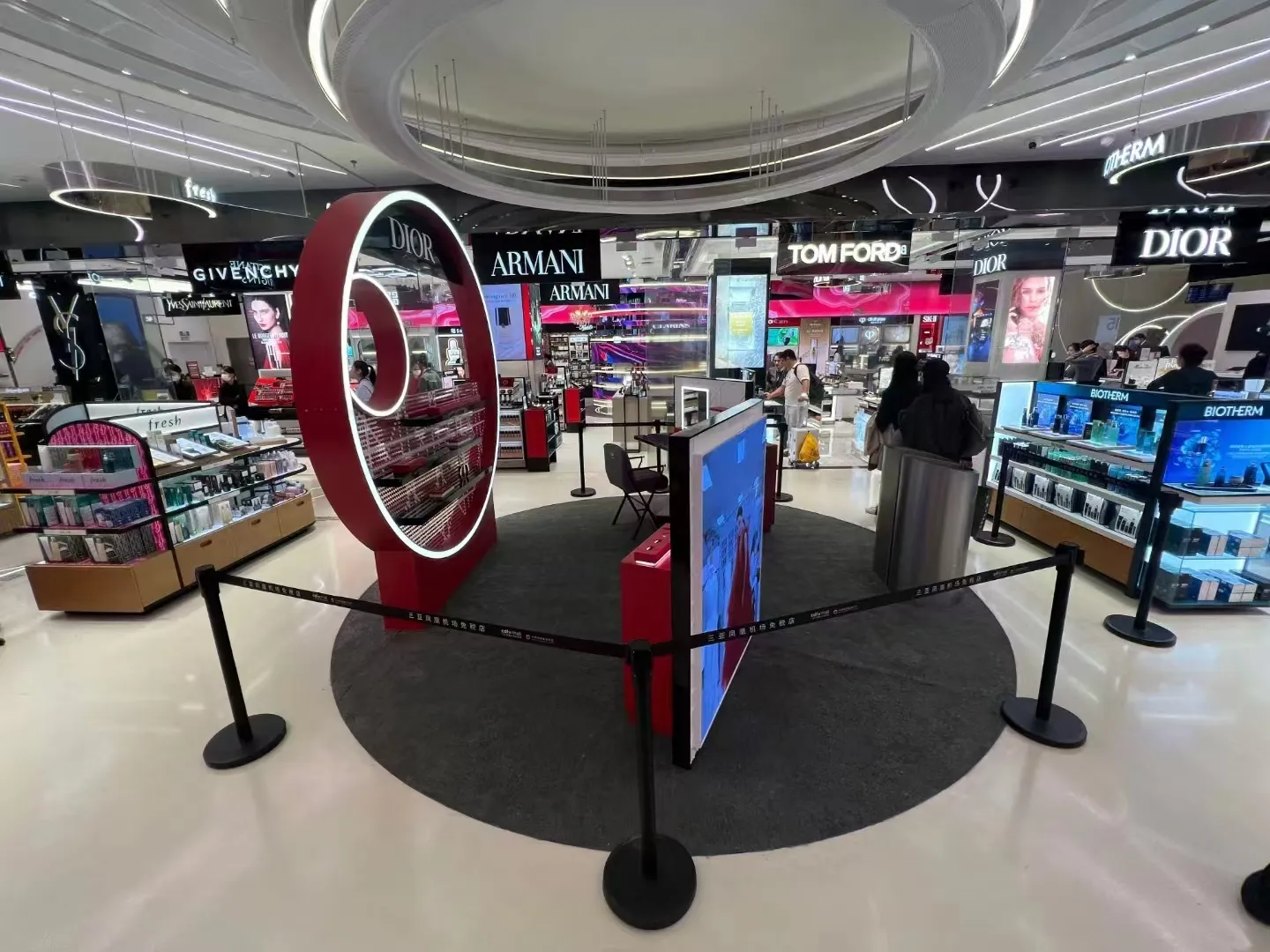 Design and installation of DIOR pop-up store