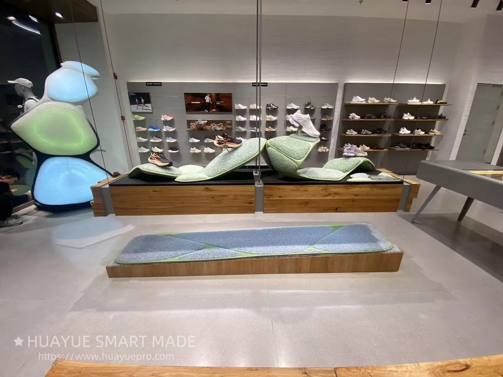Essential display props for attracting traffic