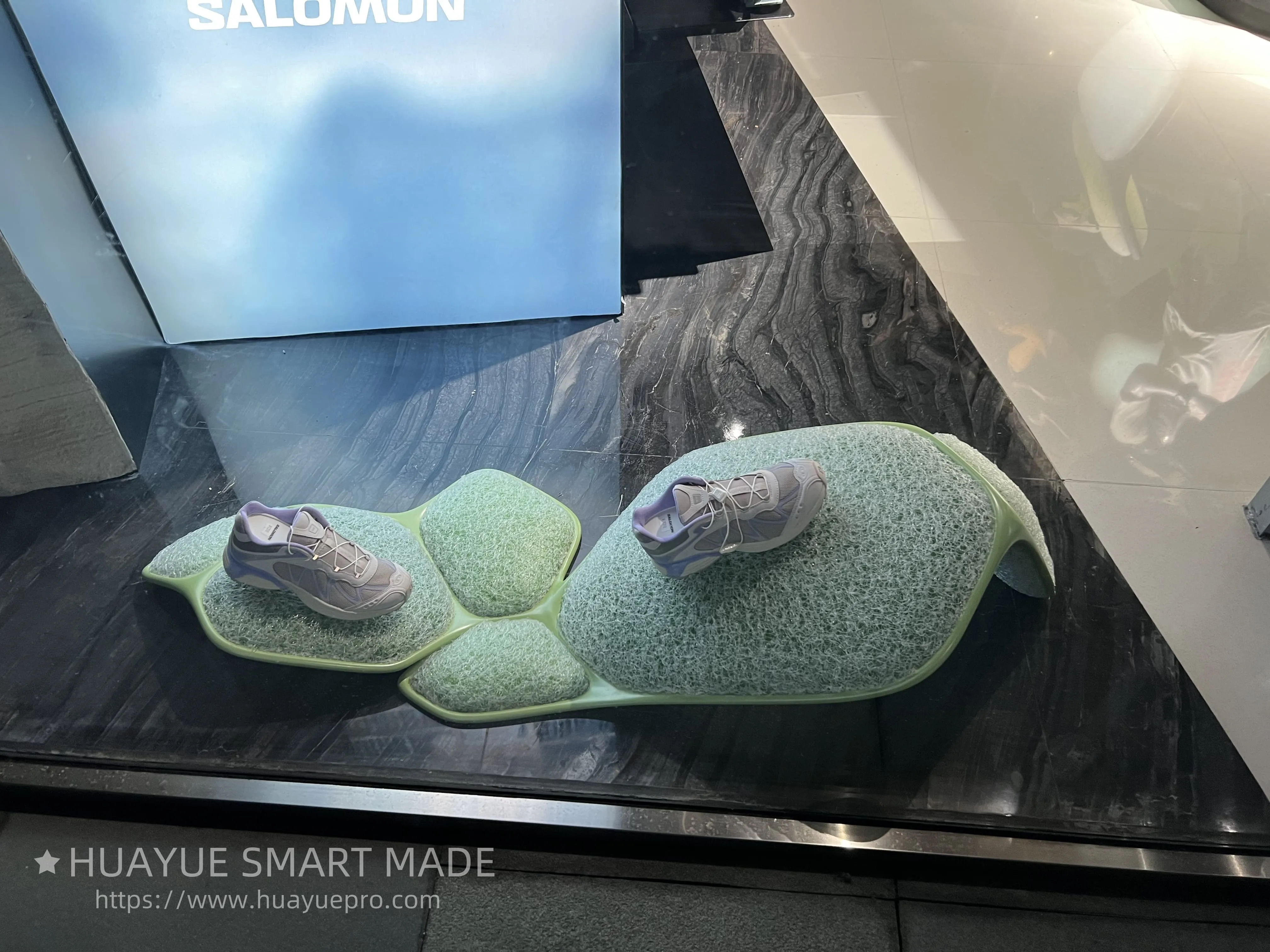 Essential display props for attracting traffic