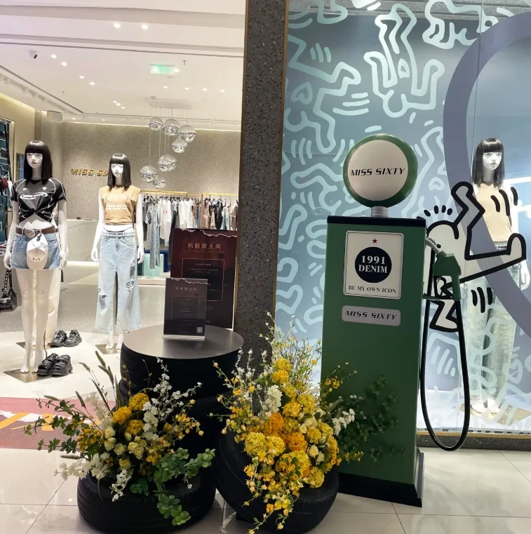 Clothing Store Show Case Summer Window Display Prop
