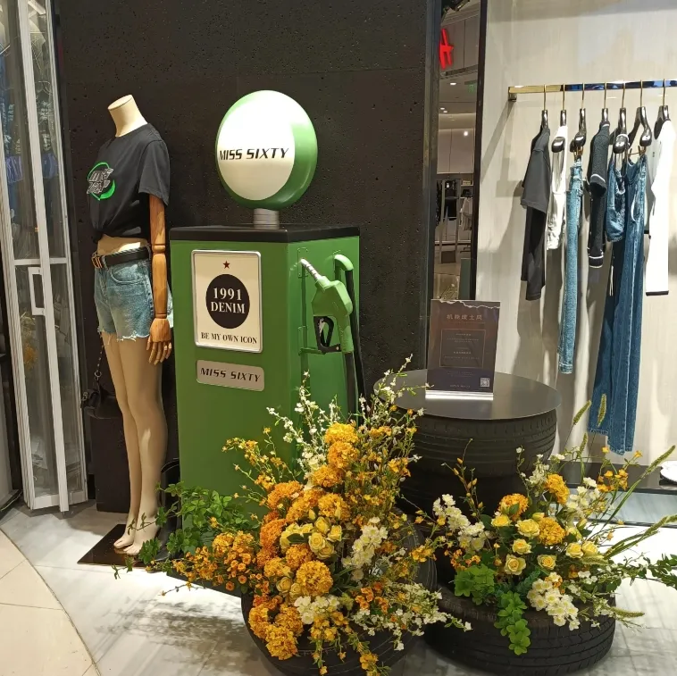 Clothing Store Show Case Summer Window Display Prop