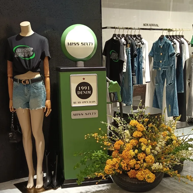 Clothing Store Show Case Summer Window Display Prop