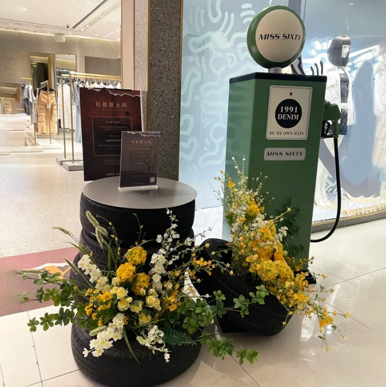 Clothing Store Show Case Summer Window Display Prop