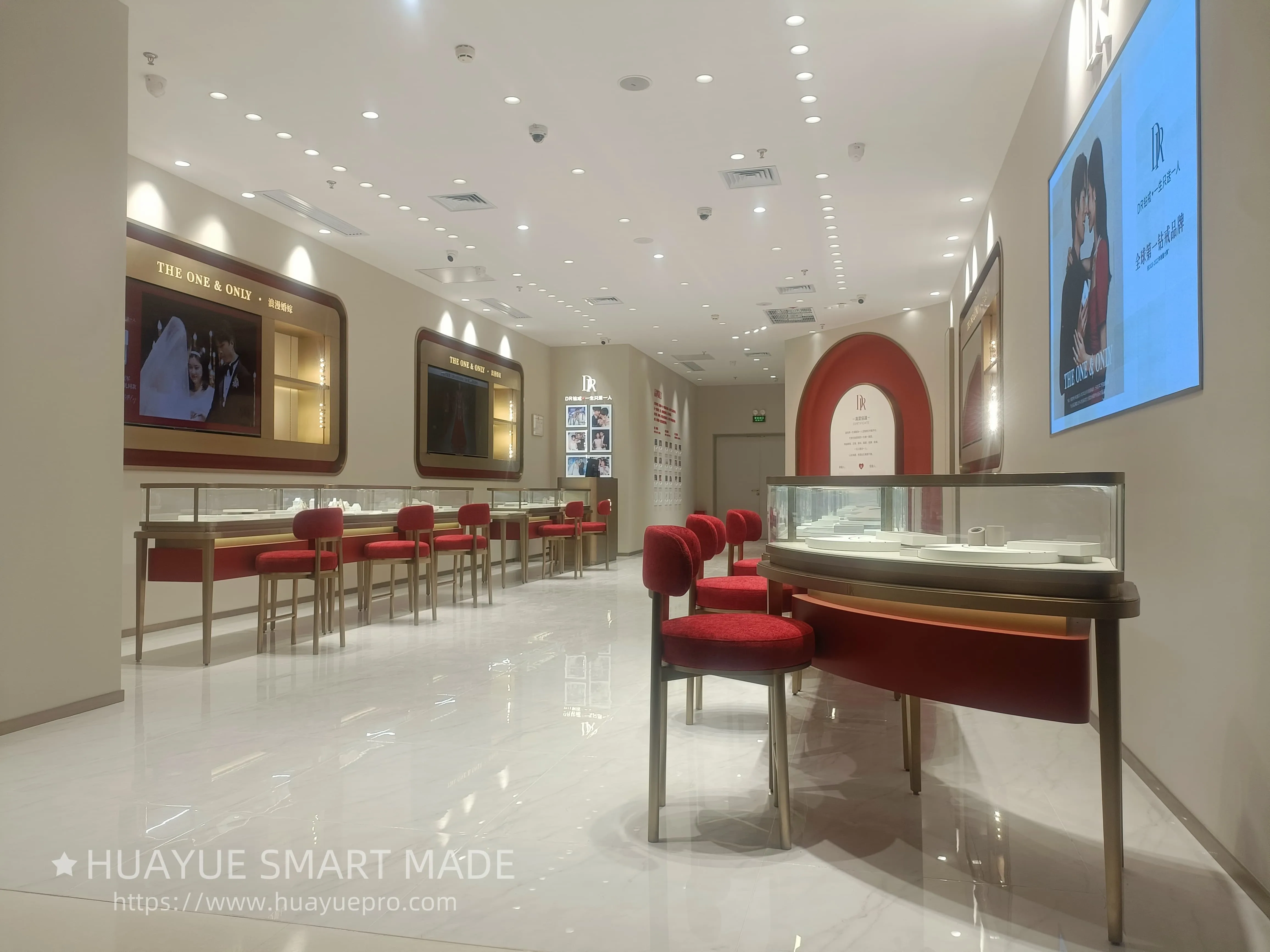 Huayue smart made Crafts a Dazzling Jewelry Pop-Up Experience for DR