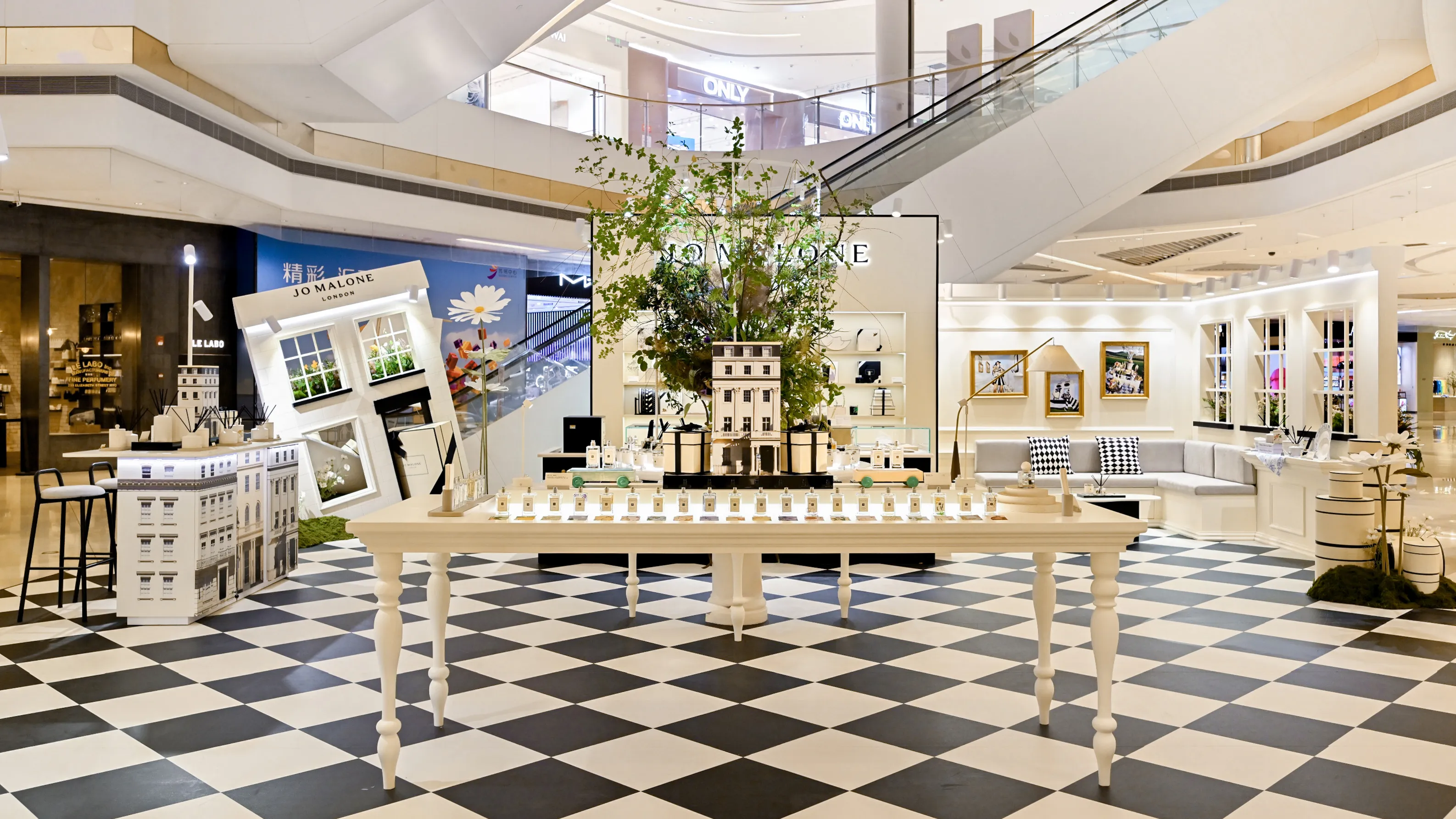 Well-known perfume brands create city pop-up stores
