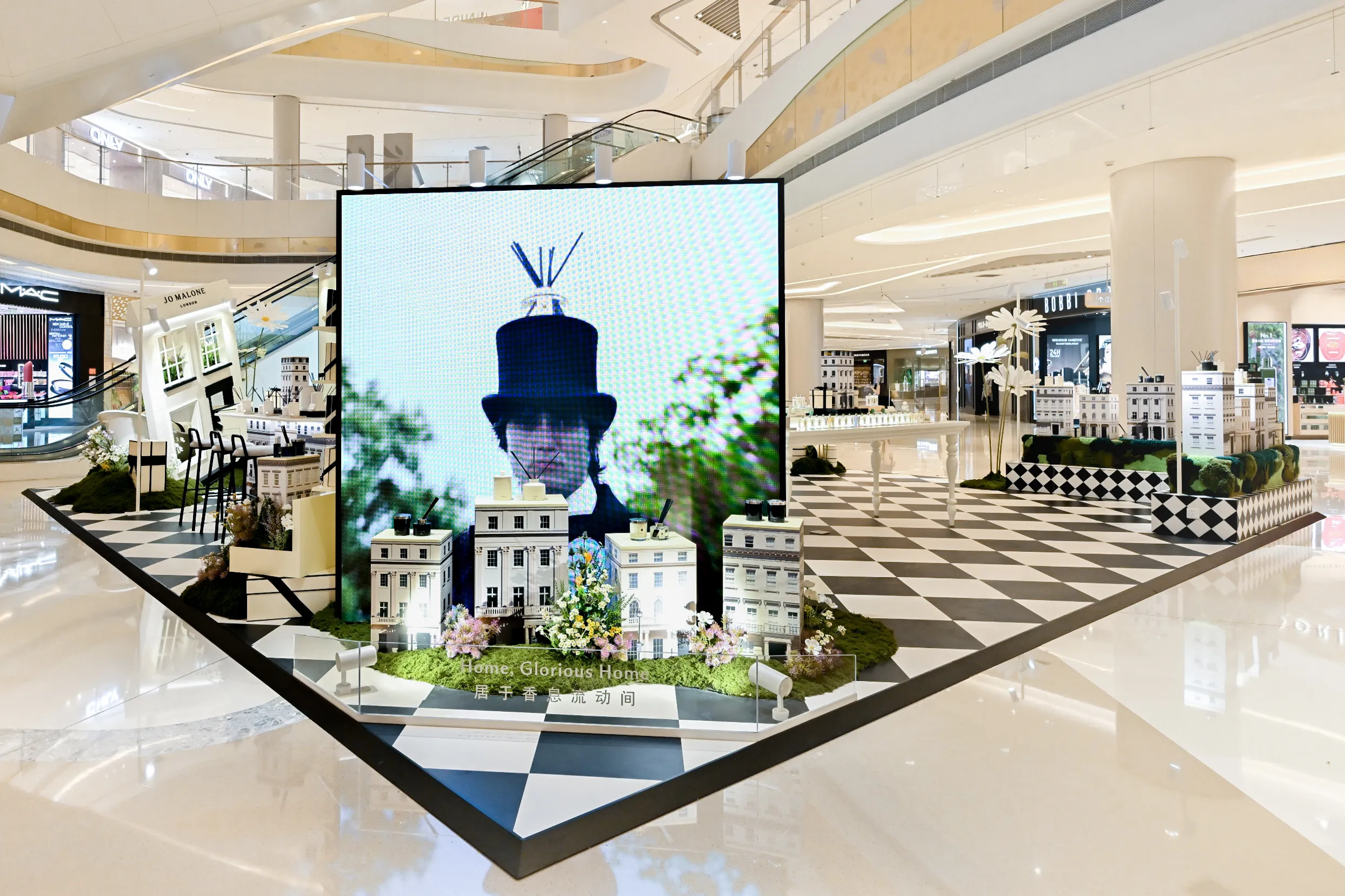 Well-known perfume brands create city pop-up stores