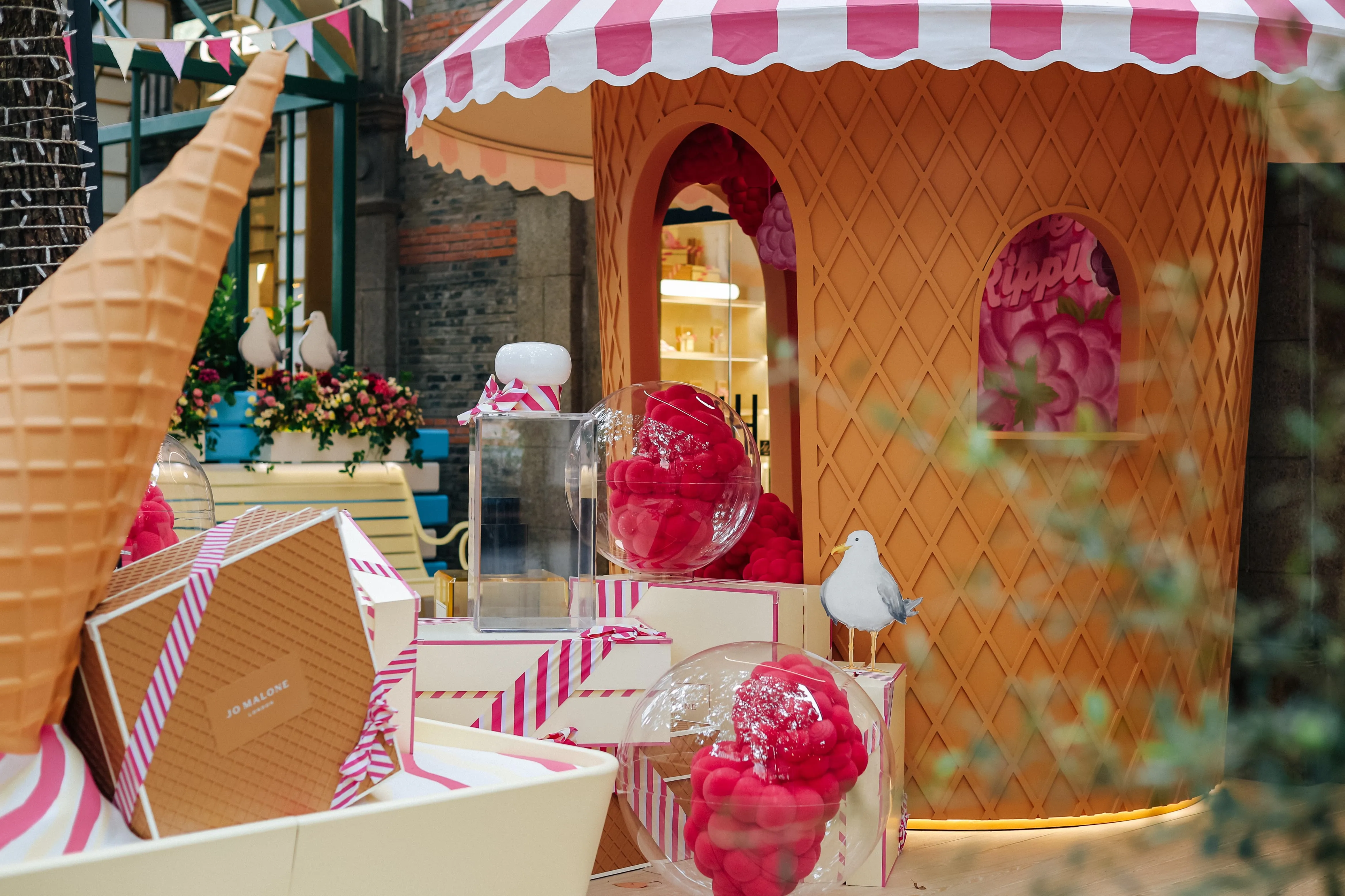 Well-known perfume houses create summer display props